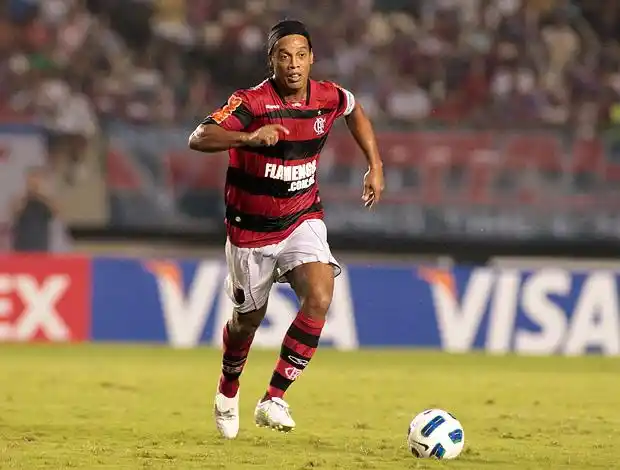 皇马启动大换血计划！或卖掉小熊，套现卡马文加，曼城铁卫有望加盟.